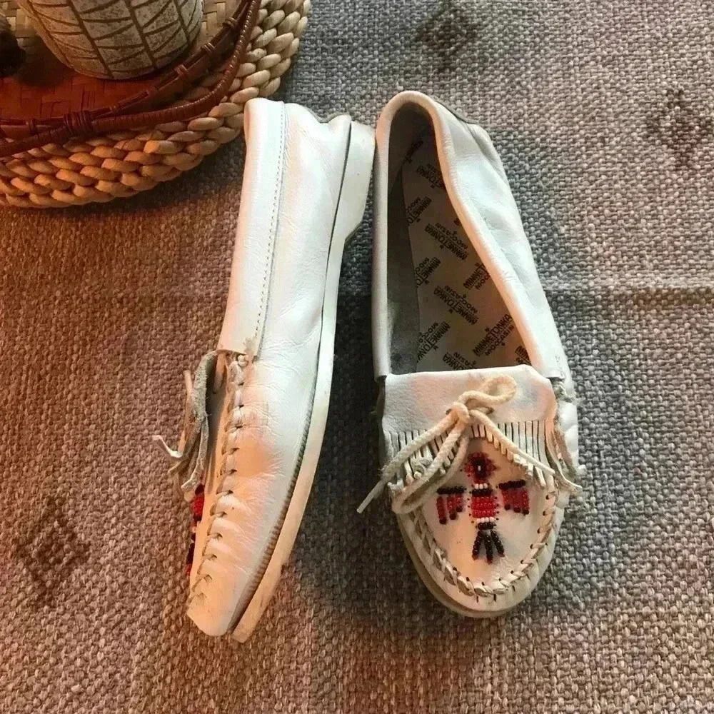 Women's Size 10 Vintage Minnetonka White Leather Beaded Moccasins - Picture 5 of 8